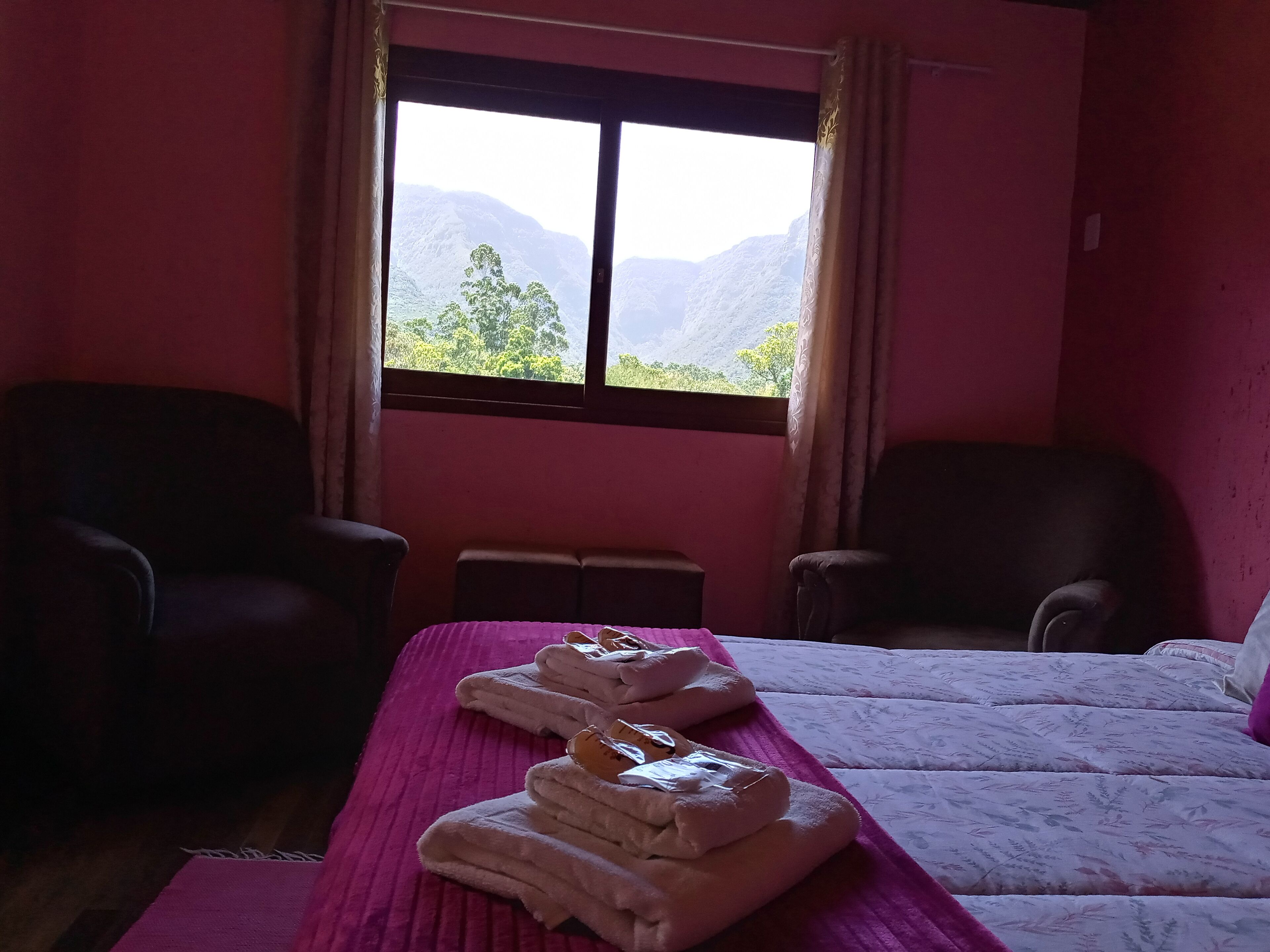 Chalé superior, 2 quartos, vista para a montanha | Frigobar, escrivaninha, cortinas blackout, Wi-Fi de cortesia