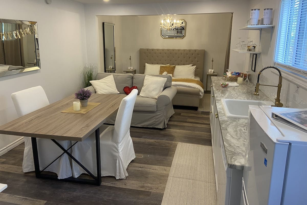 Romantic Golden Spa Suite | 2 bedrooms, premium bedding, down comforters, individually decorated