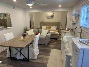 Romantic Golden Spa Suite | Premium bedding, down comforters, individually decorated - Port Franks Getaway (Port Franks)