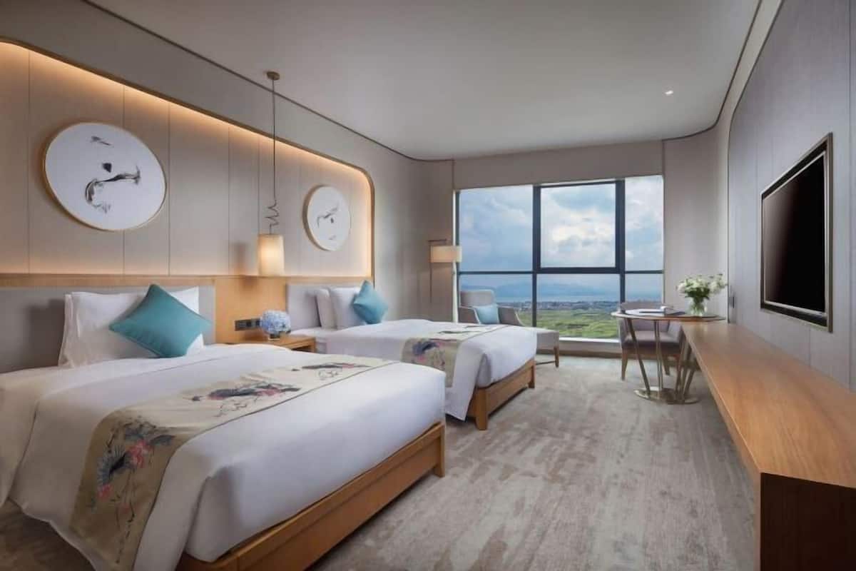 Minibar, in-room safe, iron/ironing board, free WiFi