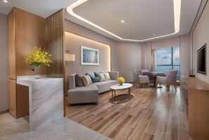 ห้องดีลักซ์สวีท, เตียงคิงไซส์ 1 เตียง, ปลอดบุหรี่ | มินิบาร์, ตู้นิรภัยในห้องพัก, เตารีด/โต๊ะรีดผ้า, Wi-Fi ฟรี