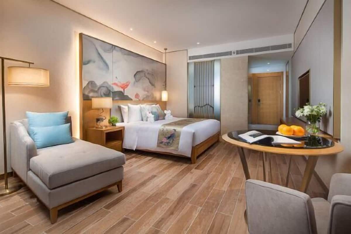 Minibar, in-room safe, iron/ironing board, free WiFi