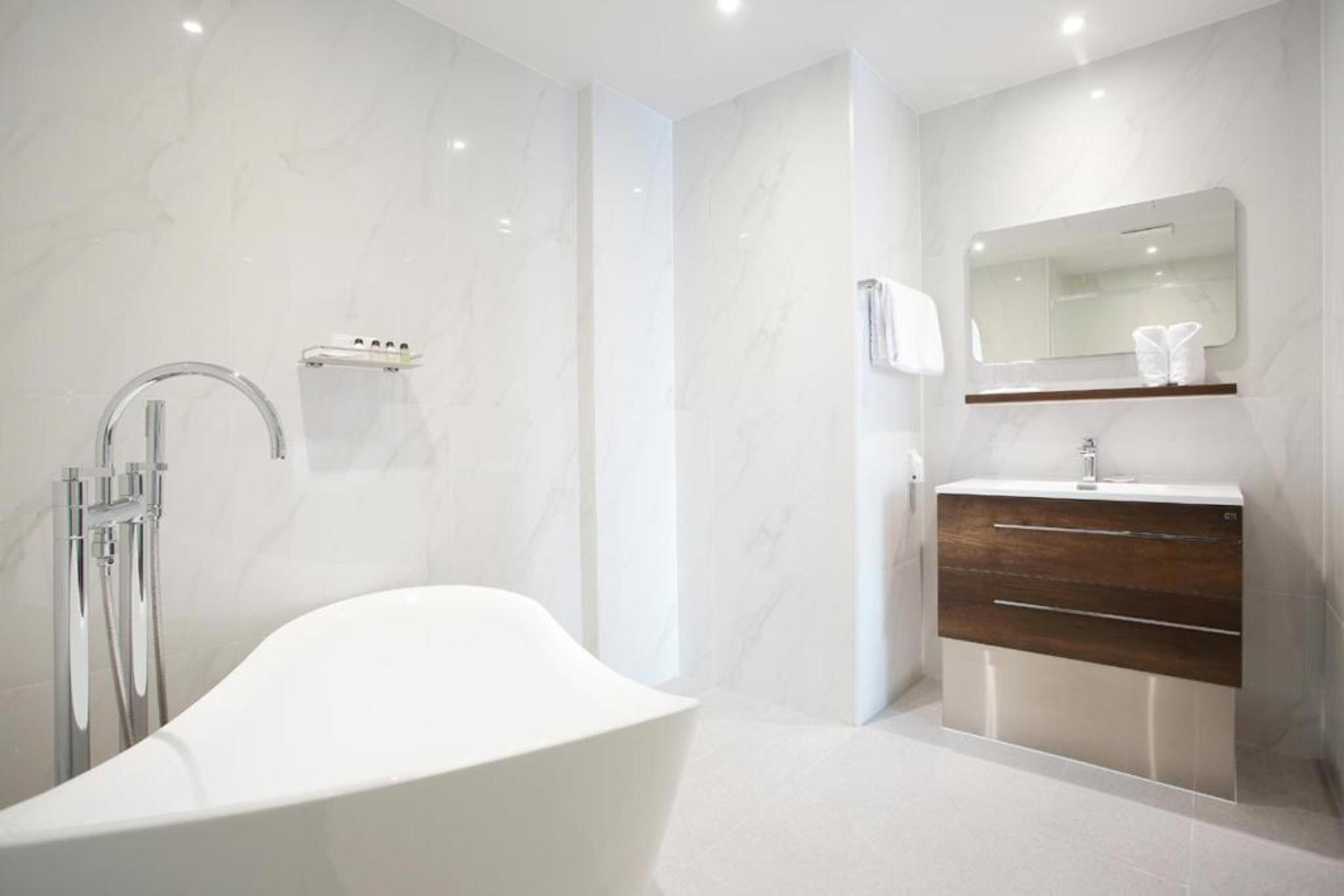 city suite | bathroom | shower, hair dryer, bathrobes, towels