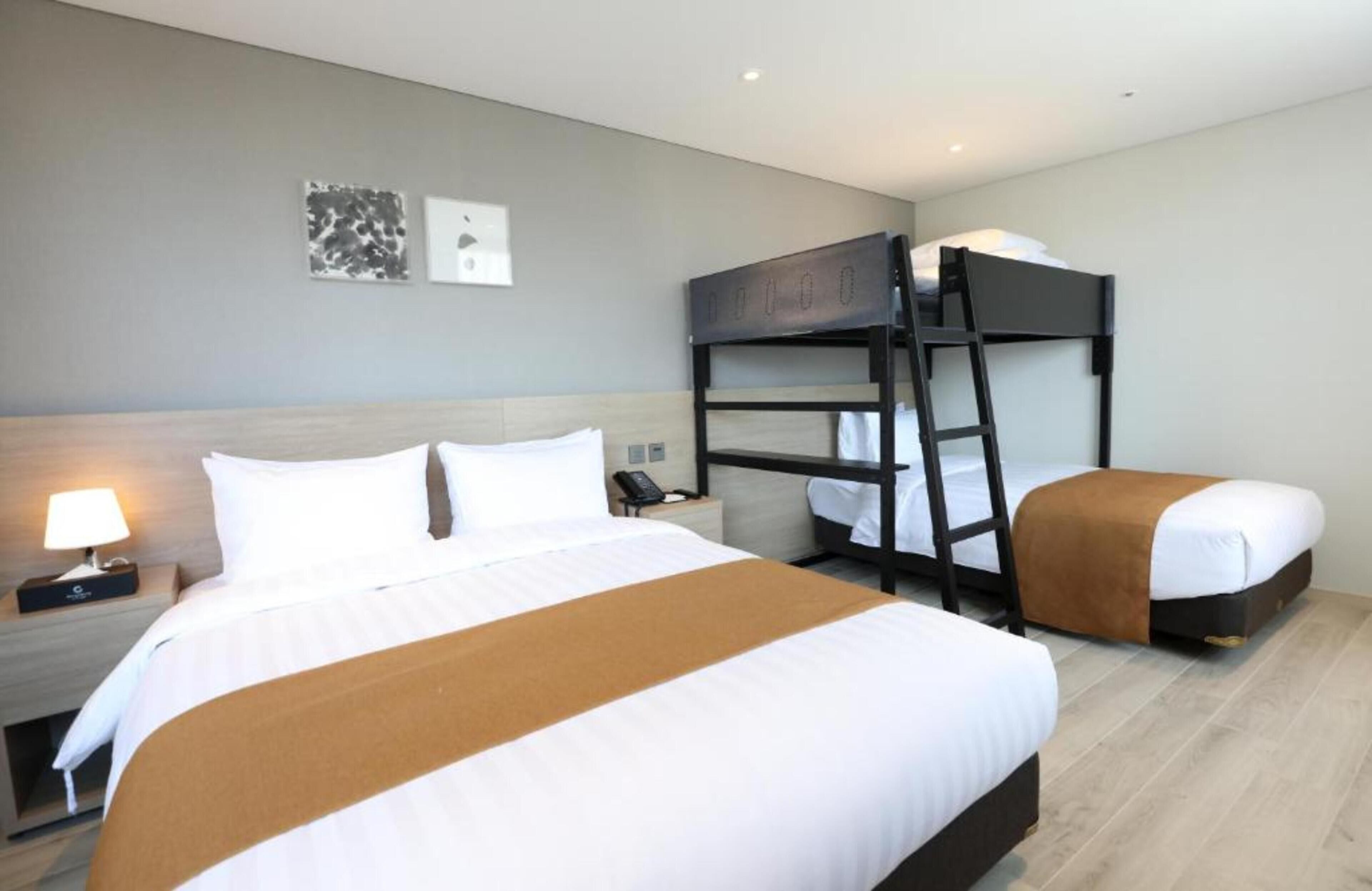deluxe quadruple room | 1 bedroom, soundproofing, free wifi, bed sheets