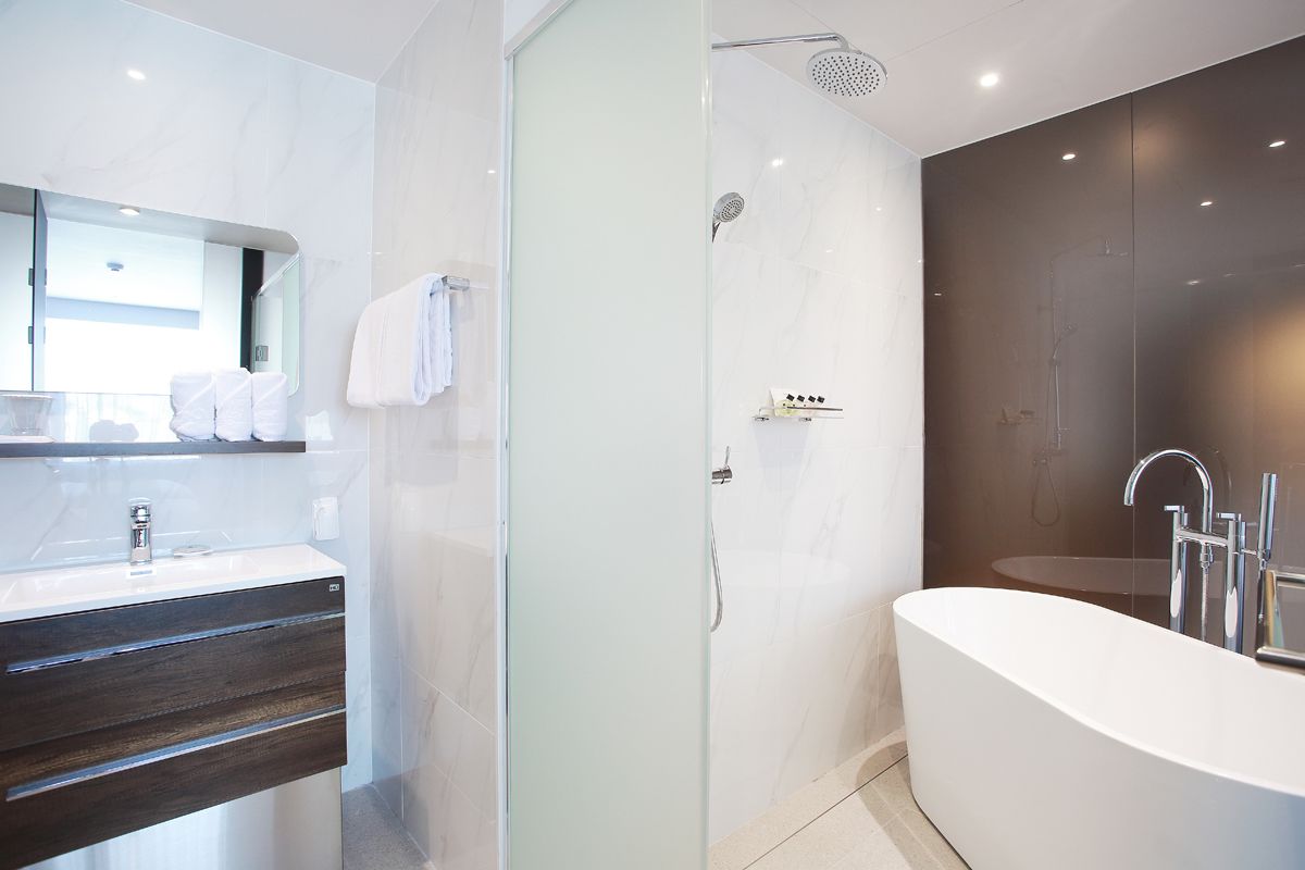 Junior Suite | Bathroom | Shower, hair dryer, bathrobes, towels
