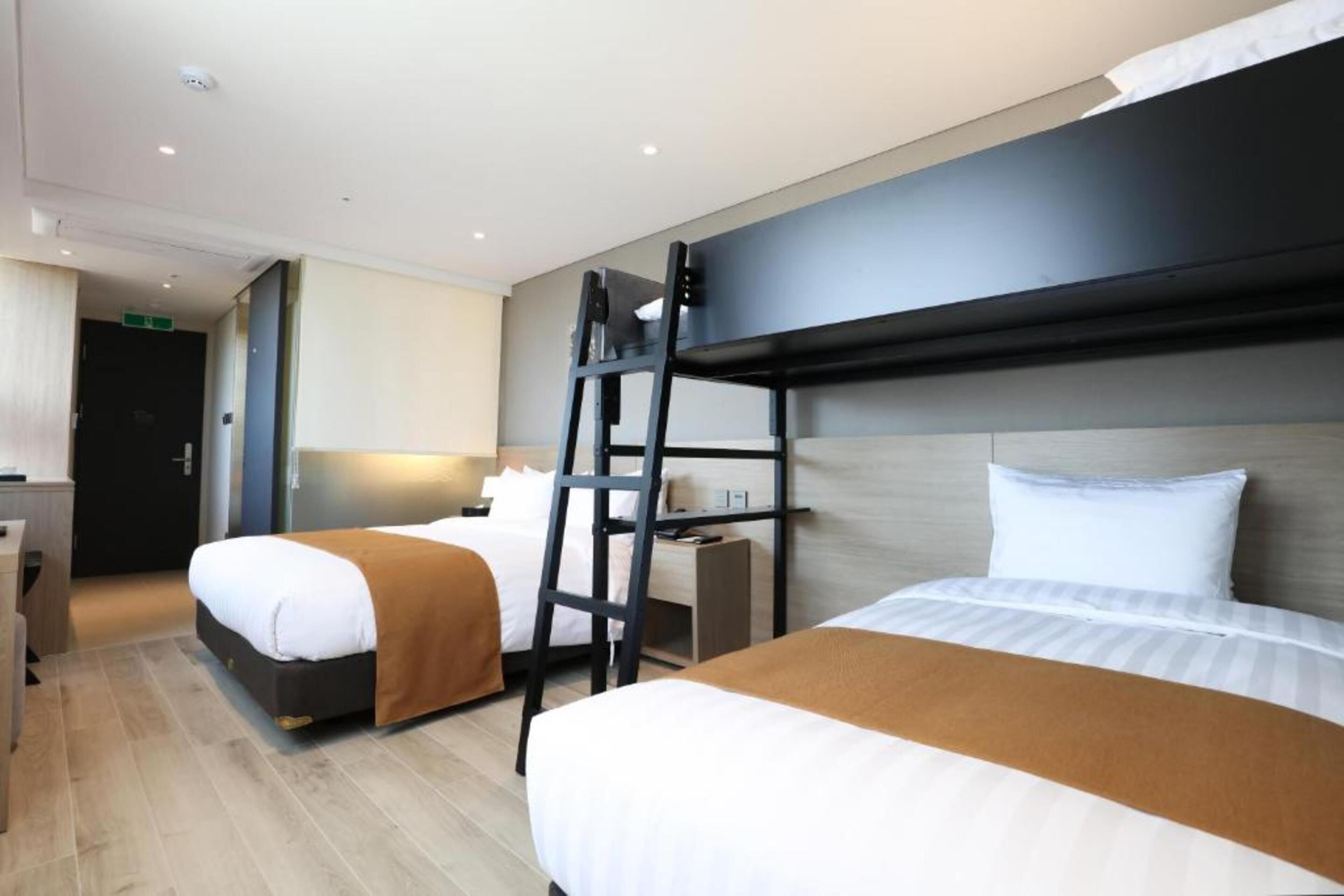 deluxe quadruple room | 1 bedroom, soundproofing, free wifi, bed sheets