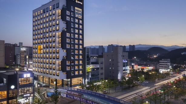 A high-rise hotel with multiple floors, large windows, and a prominent entrance. - Gangneung City Hotel (Gangneung)