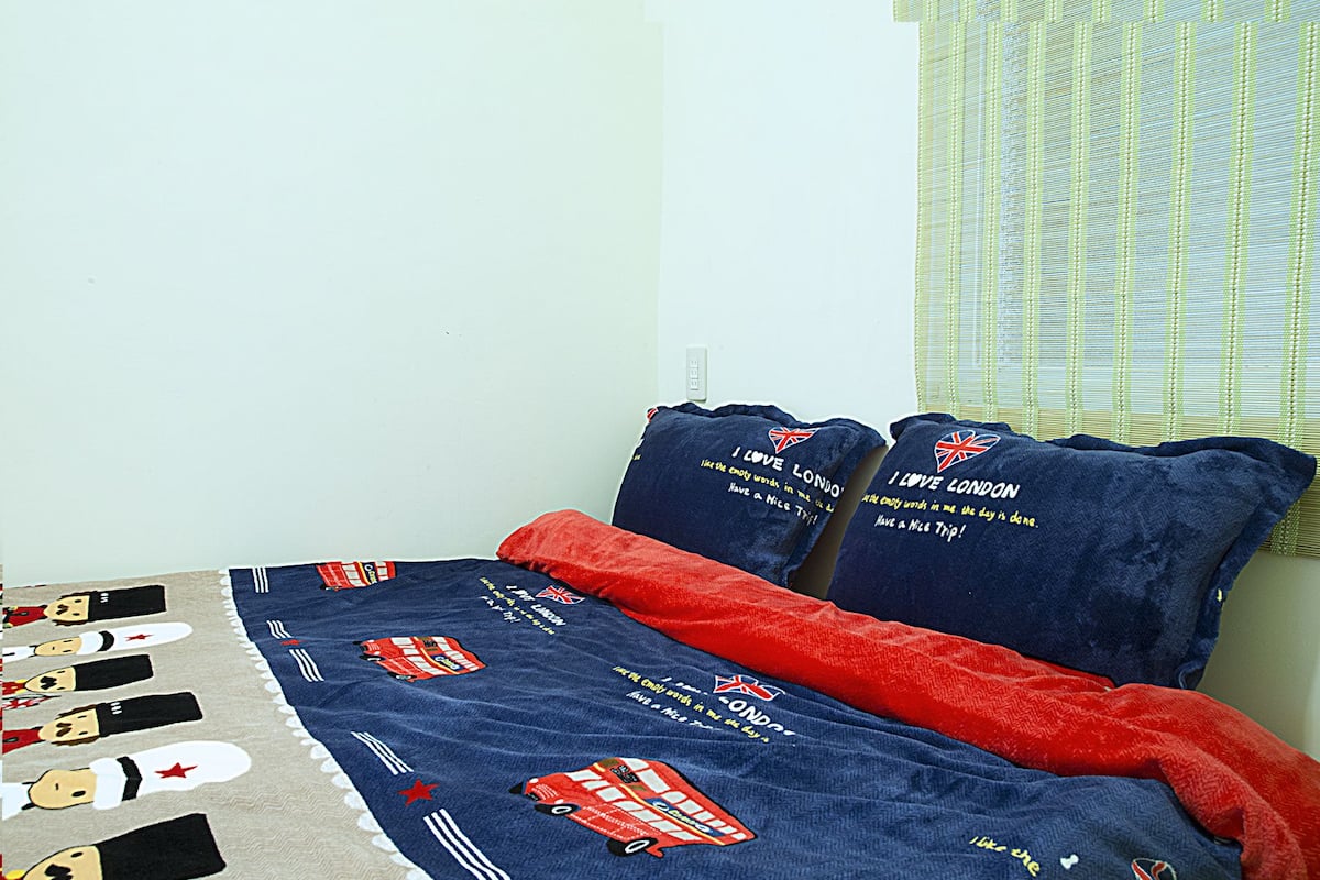 Desk, soundproofing, free WiFi, bed sheets