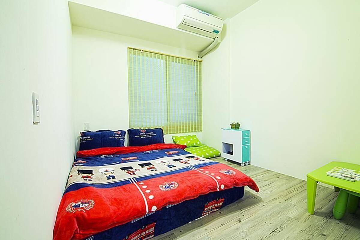 Desk, soundproofing, free WiFi, bed sheets