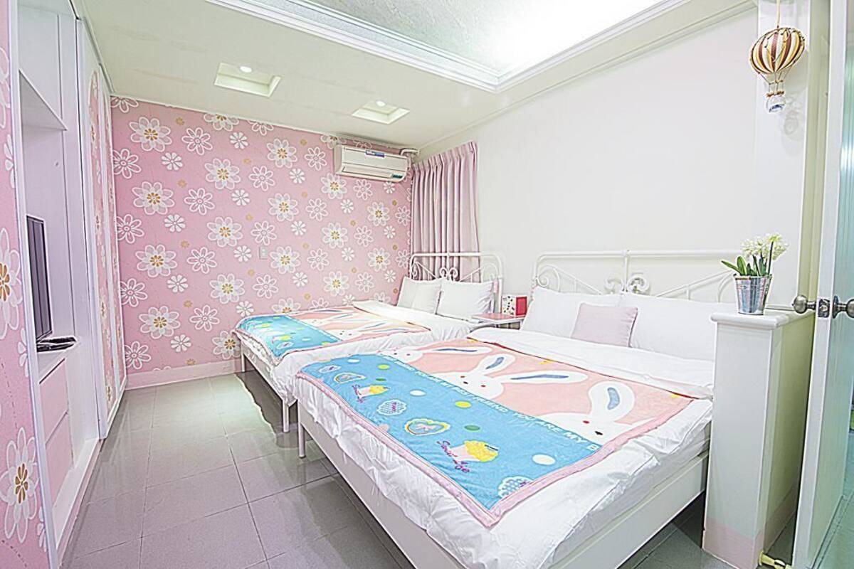 Desk, soundproofing, free WiFi, bed sheets