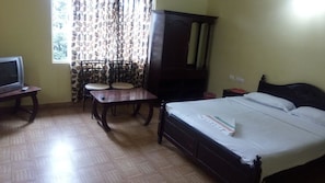 Deluxe Room, Valley View | In-room safe, desk, free WiFi