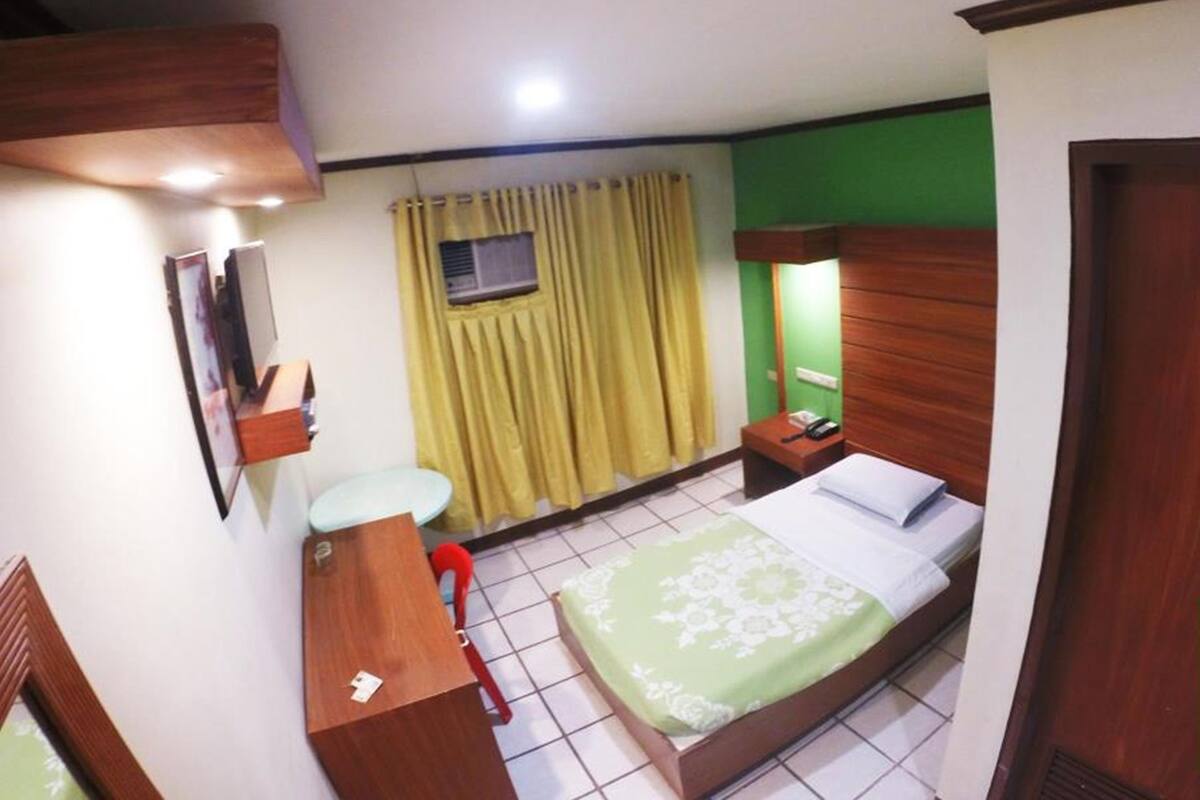Desk, iron/ironing board, rollaway beds, free WiFi