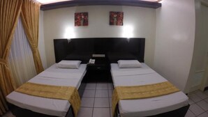 Phòng đôi Tiêu chuẩn | Bàn, bàn ủi/dụng cụ ủi quần áo, giường gấp/giường phụ (phụ phí) 