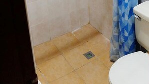 Buồng tắm vòi sen, đồ dùng nhà tắm miễn phí, khăn tắm 