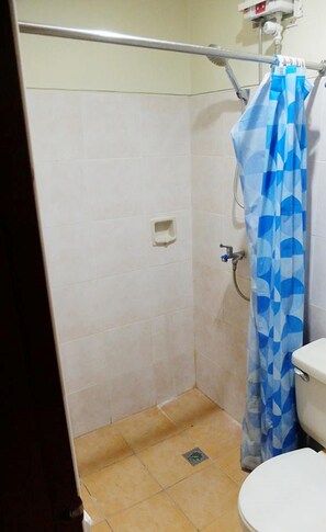 Shower, free toiletries, towels
