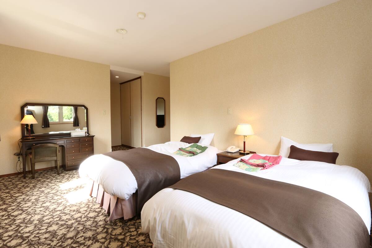 Suite | Down comforters, blackout drapes, WiFi (free)