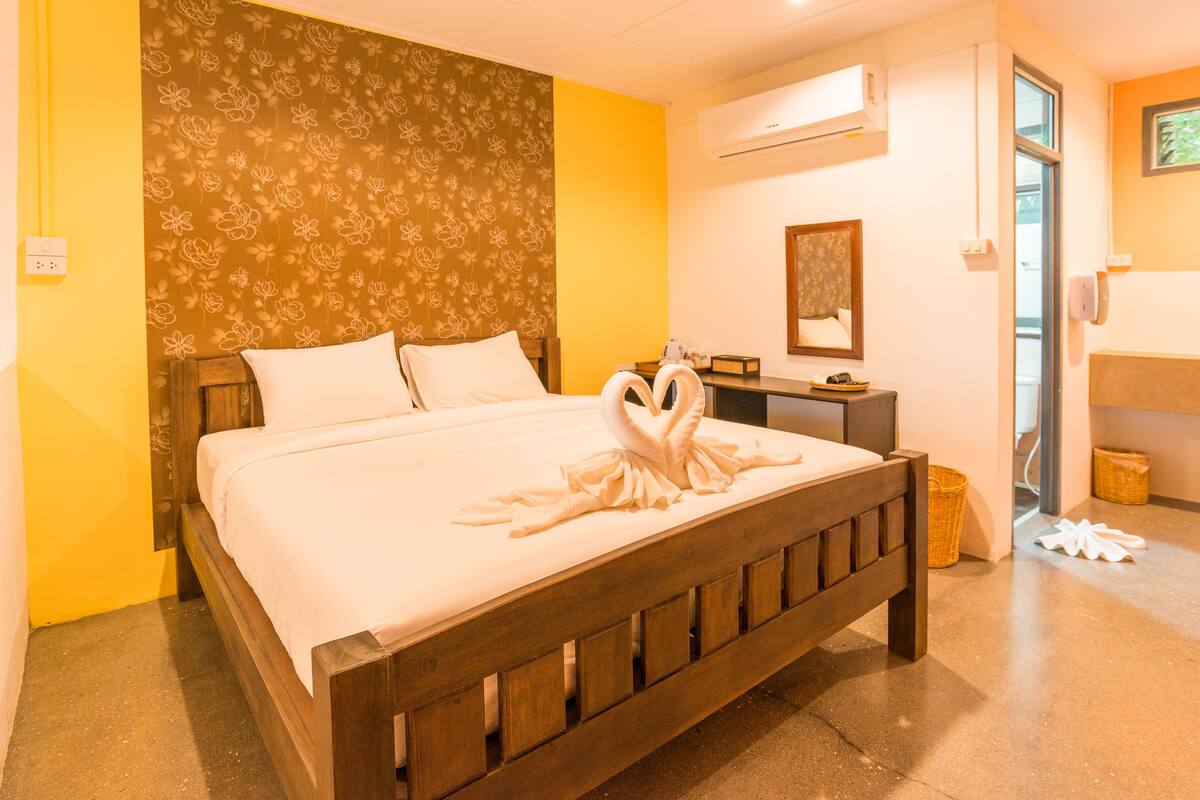 Triple Room | Desk, rollaway beds, free WiFi