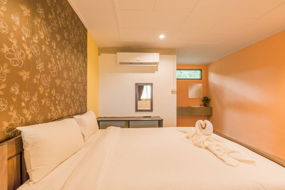 Standard Room | Desk, rollaway beds, free WiFi