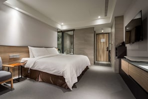 Cubrecamas, caja de seguridad en la habitación y escritorio