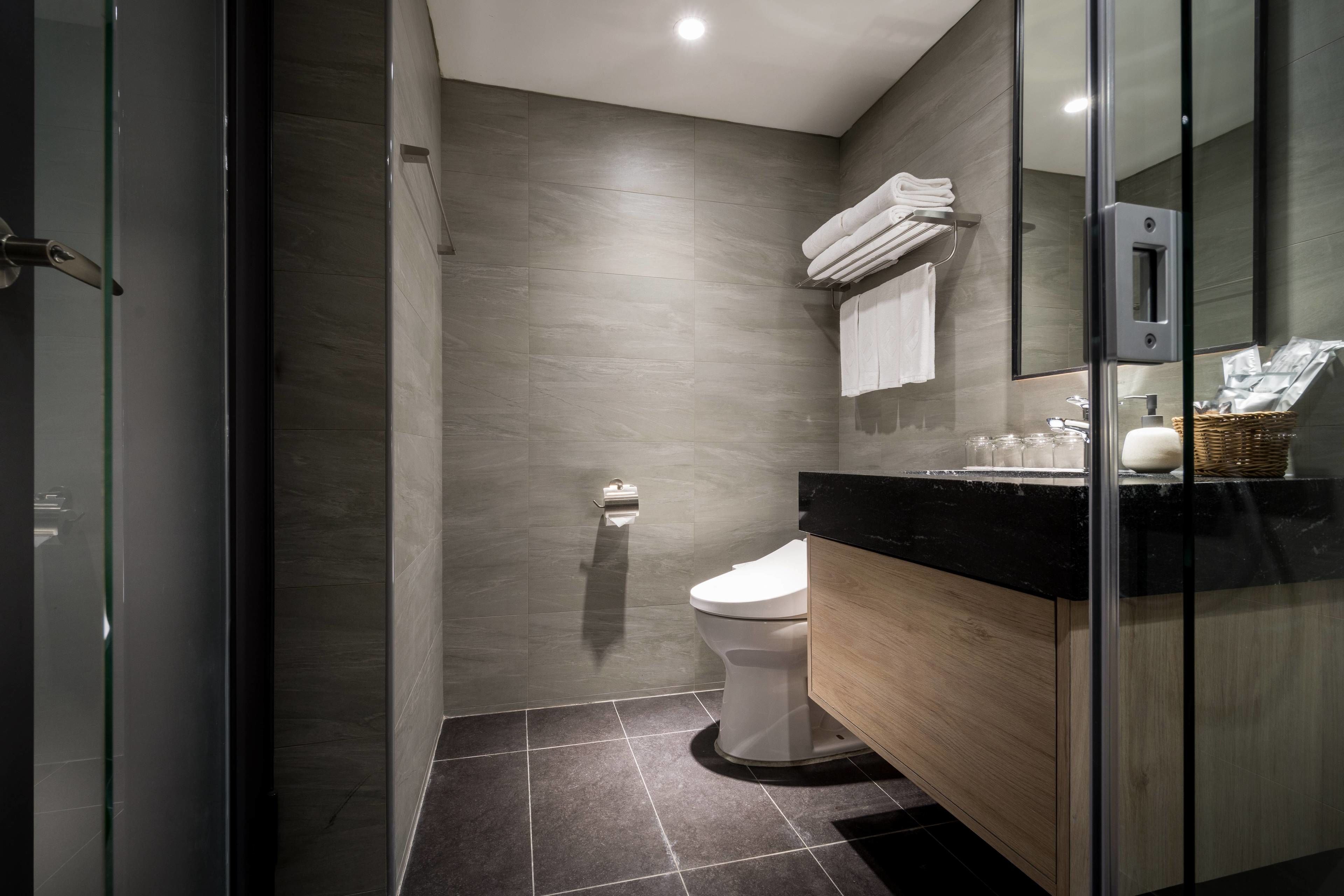 deluxe suite, 2 bedrooms | bathroom sink