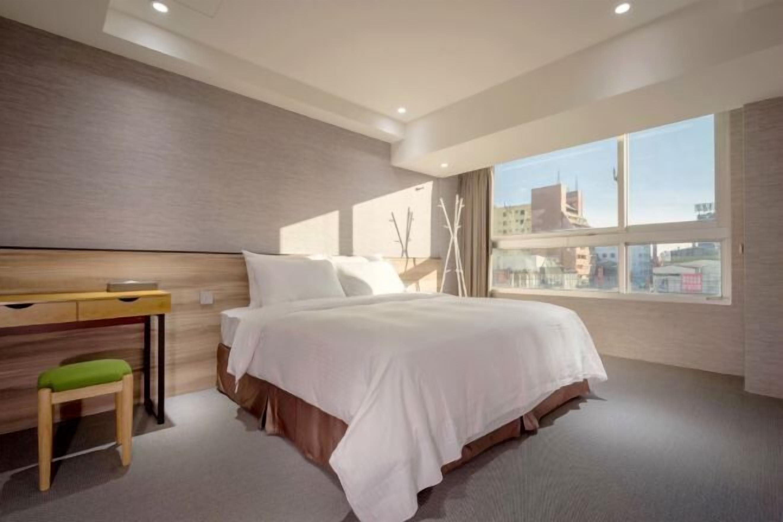 Cubrecamas, caja de seguridad en la habitación y escritorio 