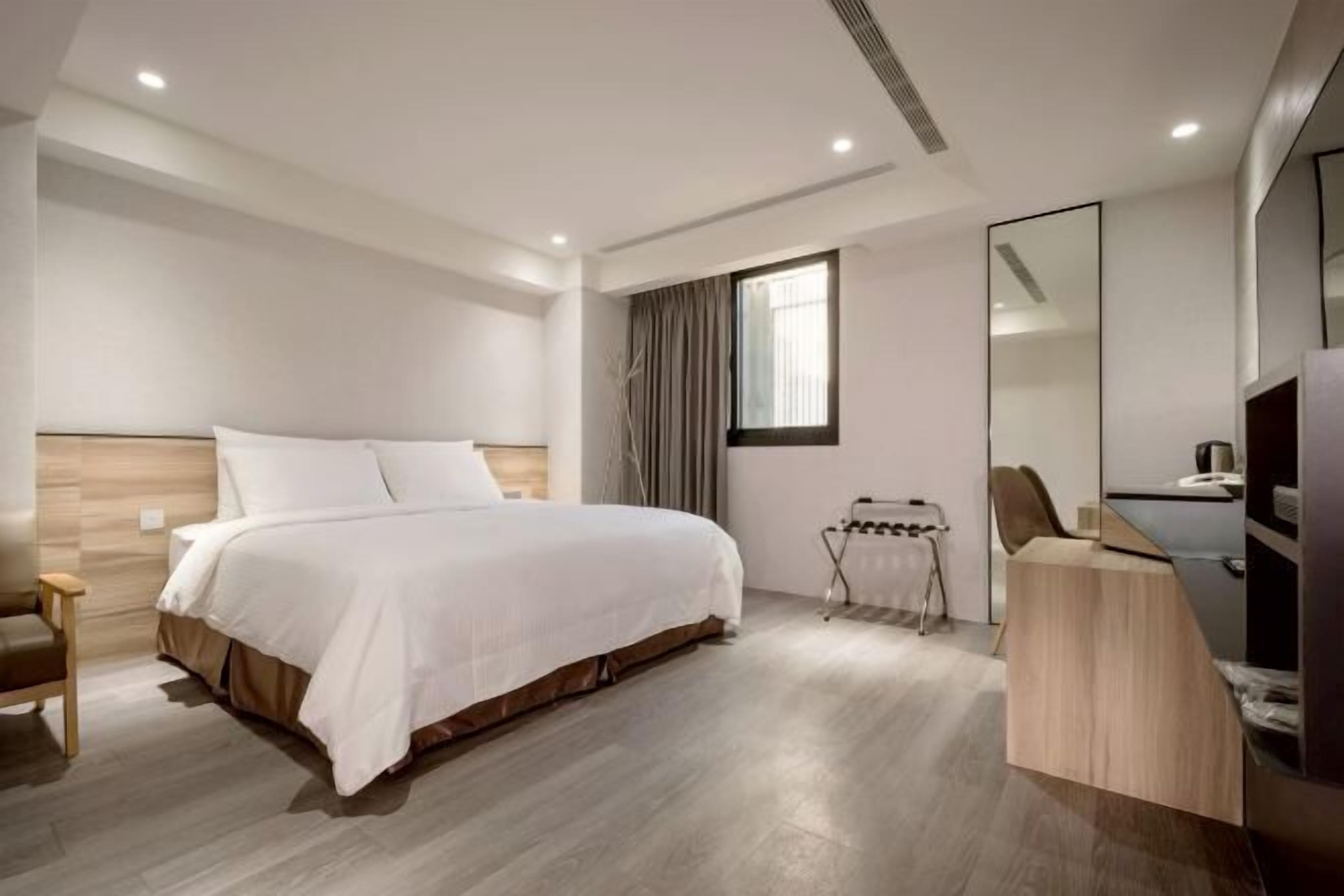 Cubrecamas, caja de seguridad en la habitación y escritorio 