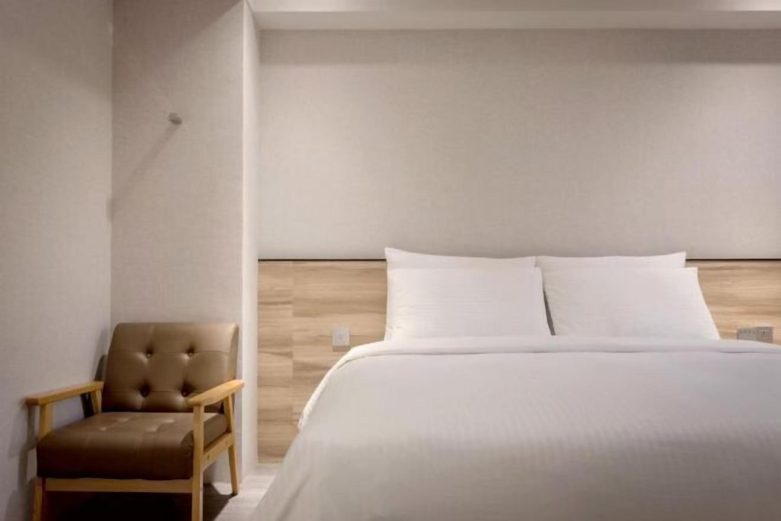 Cubrecamas, caja de seguridad en la habitación y escritorio 