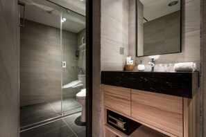 Een douche, gratis toiletartikelen, een haardroger, pantoffels