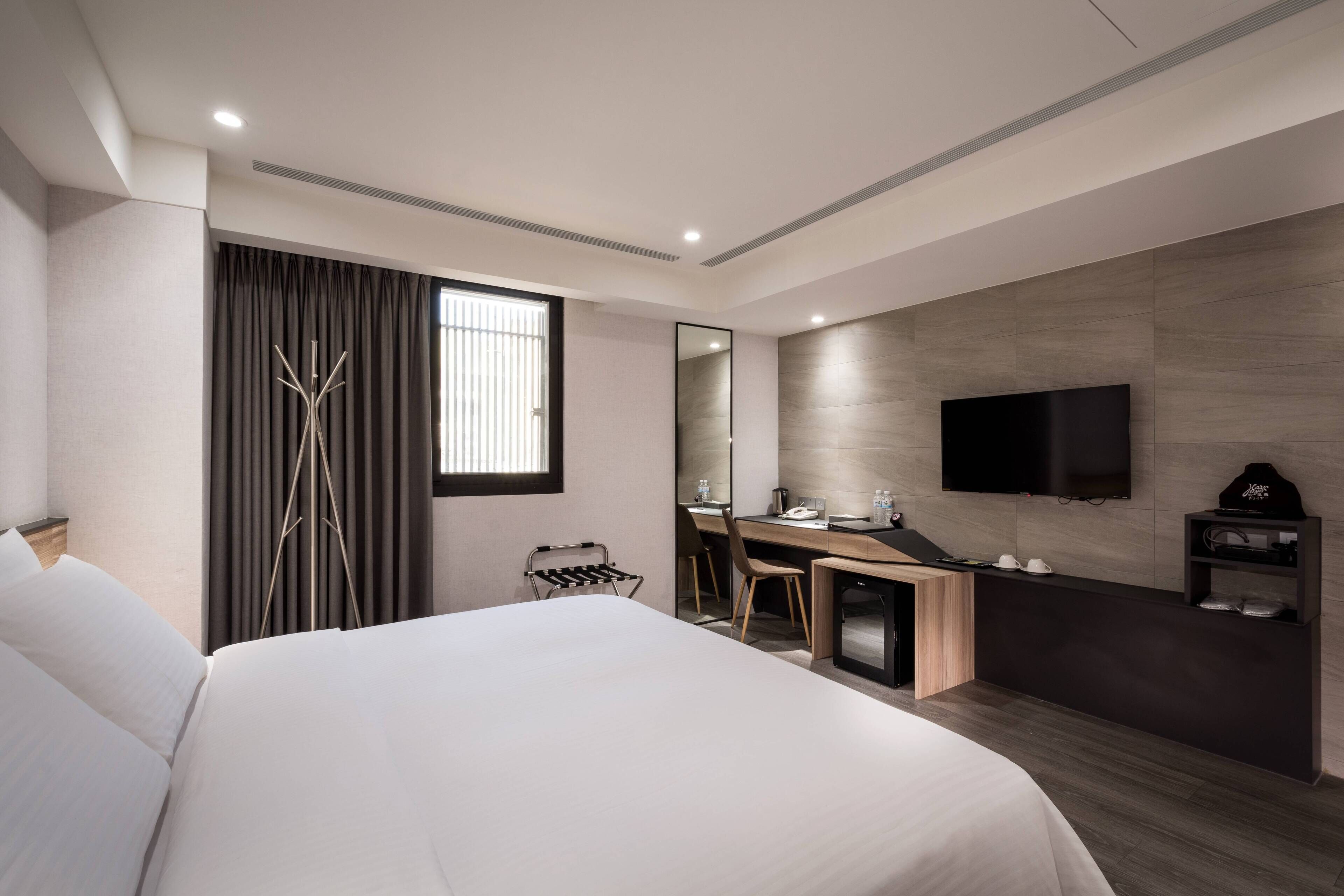 double room, 1 queen bed | down duvets, in-room safe, desk, laptop workspace