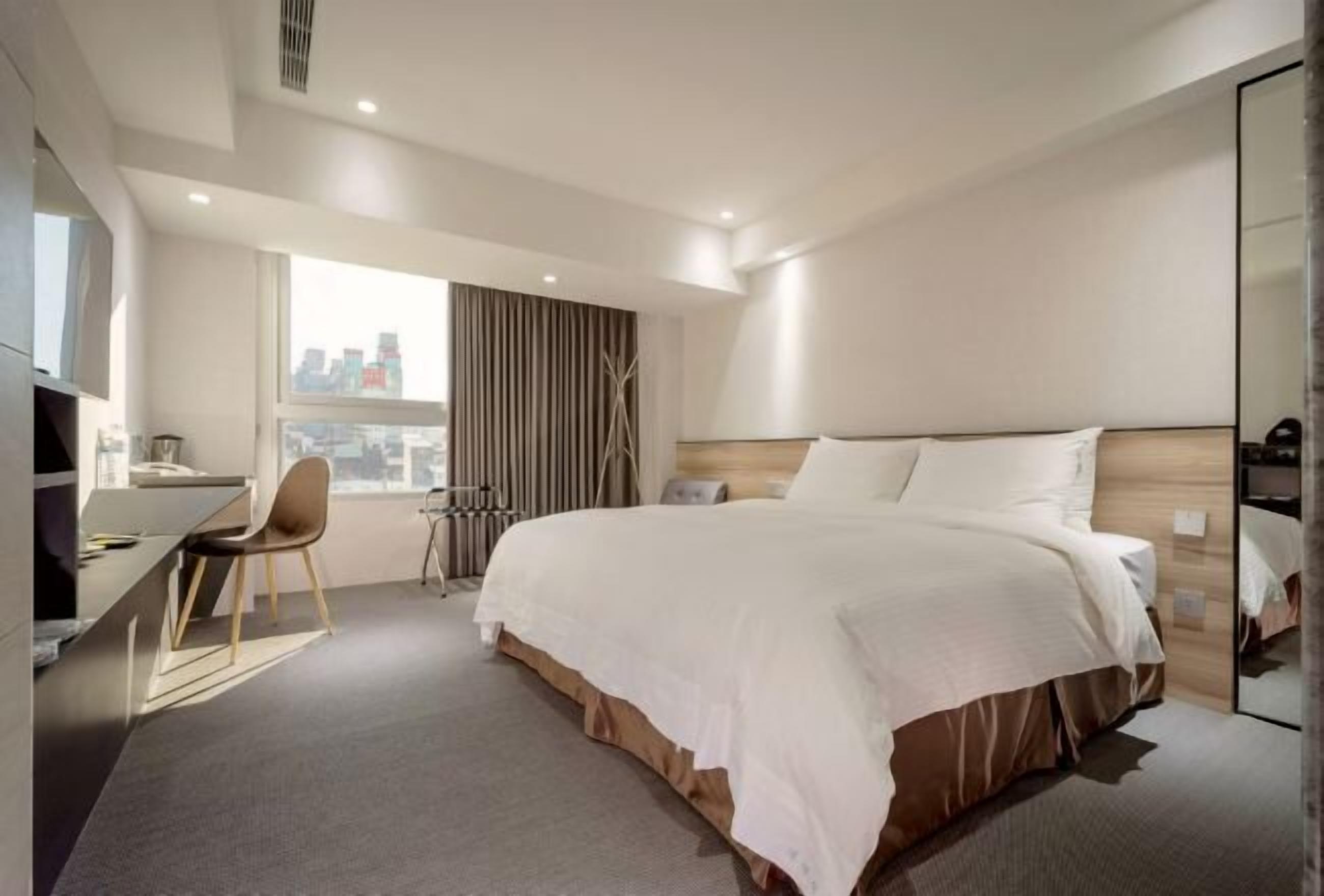 Cubrecamas, caja de seguridad en la habitación y escritorio 