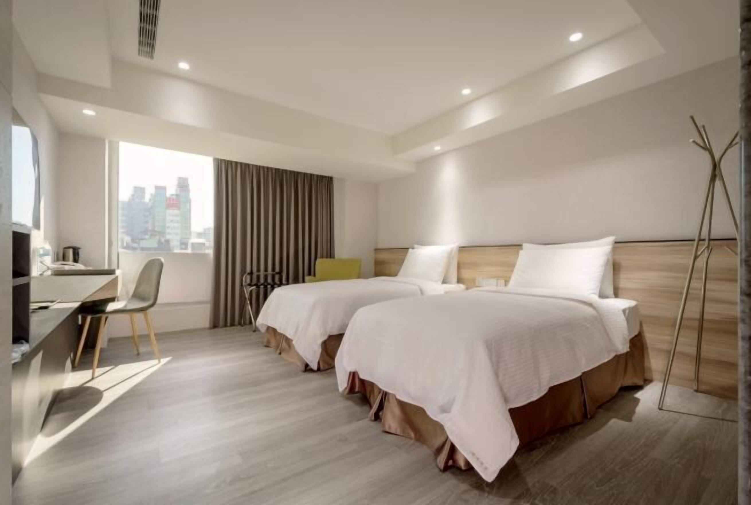 Cubrecamas, caja de seguridad en la habitación y escritorio 