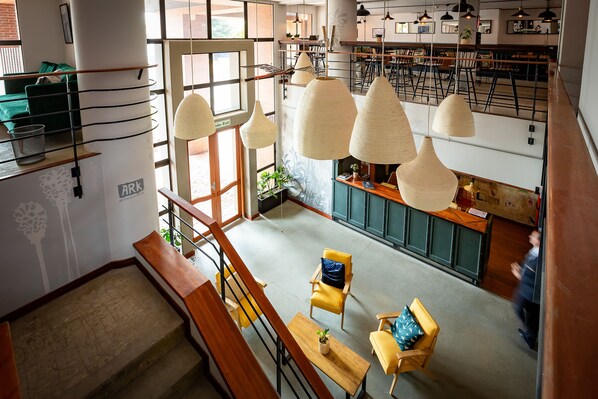 Coin salon dans le hall