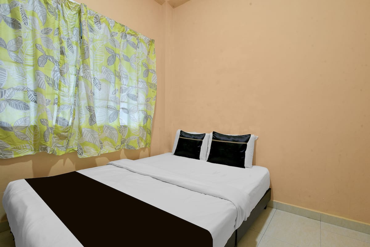 Deluxe Double Room | Desk, free WiFi, bed sheets