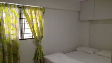 Habitación, 1 cama Queen size | Escritorio, insonorización, tabla de planchar con plancha y wifi gratis