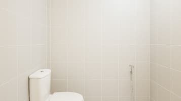 Deluxe Triple Room | Bathroom | Shower, free toiletries, towels