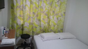 Bureau, chambres insonorisées, fer et planche à repasser, Wi-Fi gratuit