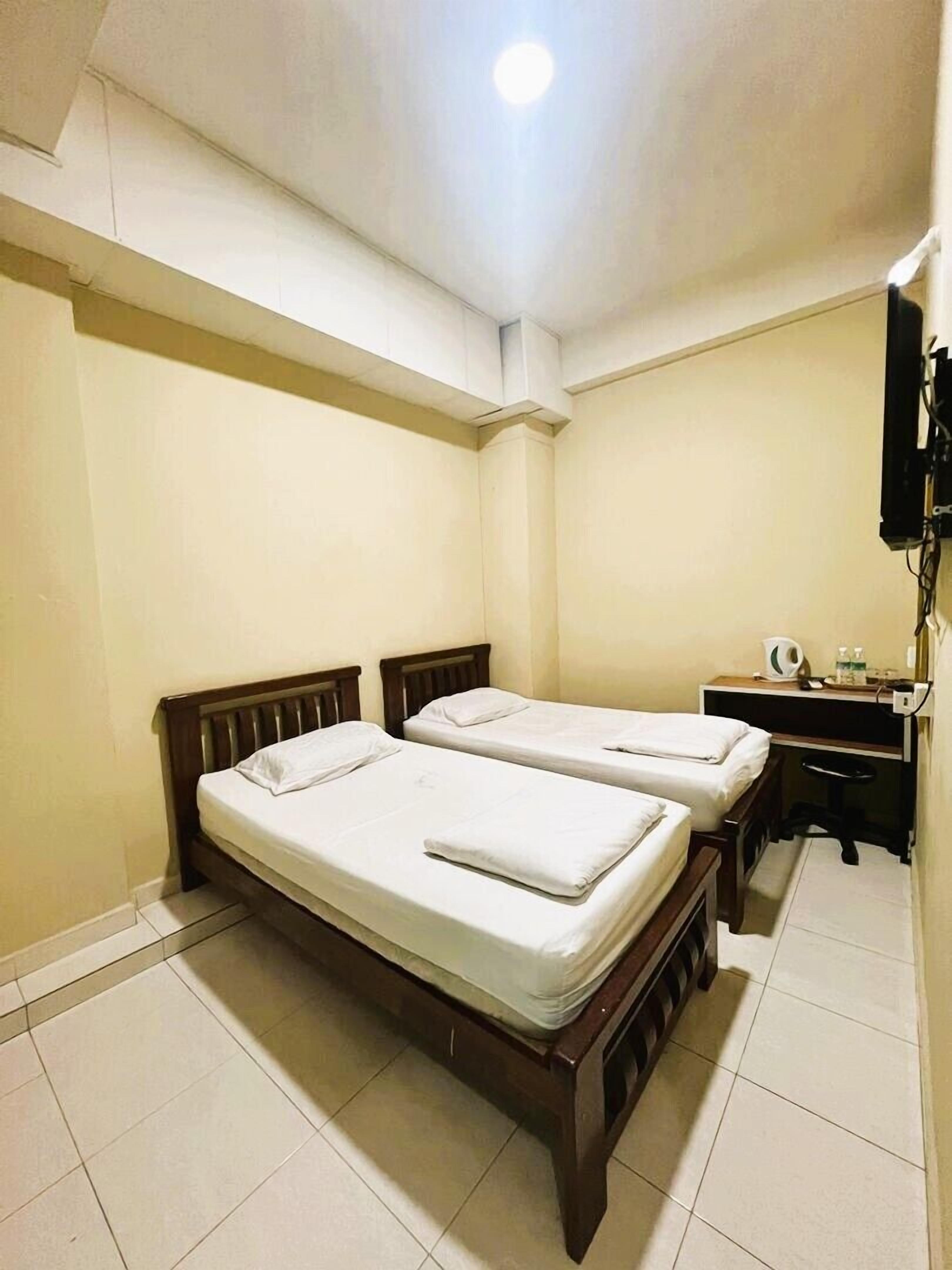 Standard Twin Room | Desk, free WiFi, bed sheets