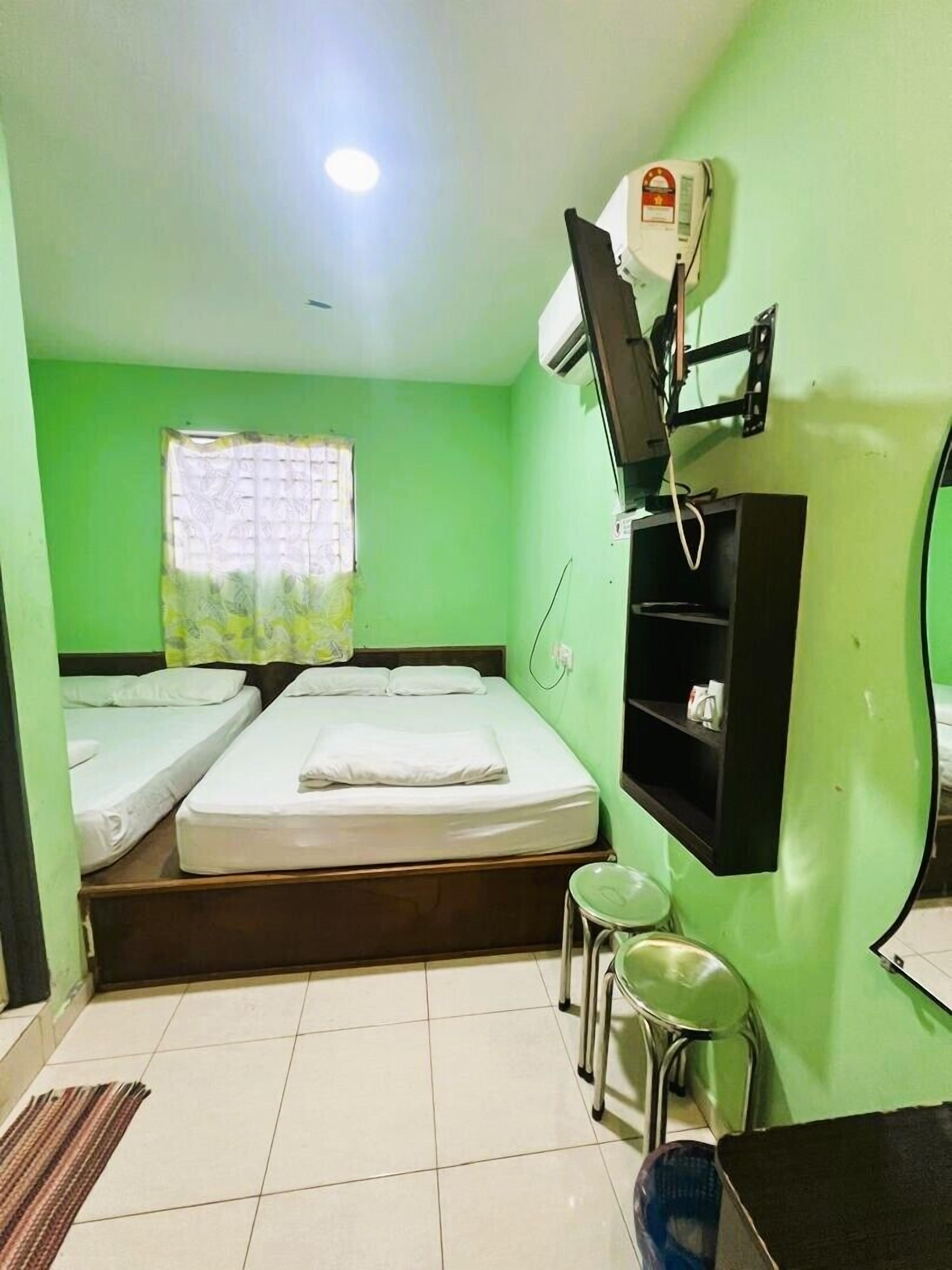 Family Room | Desk, free WiFi, bed sheets