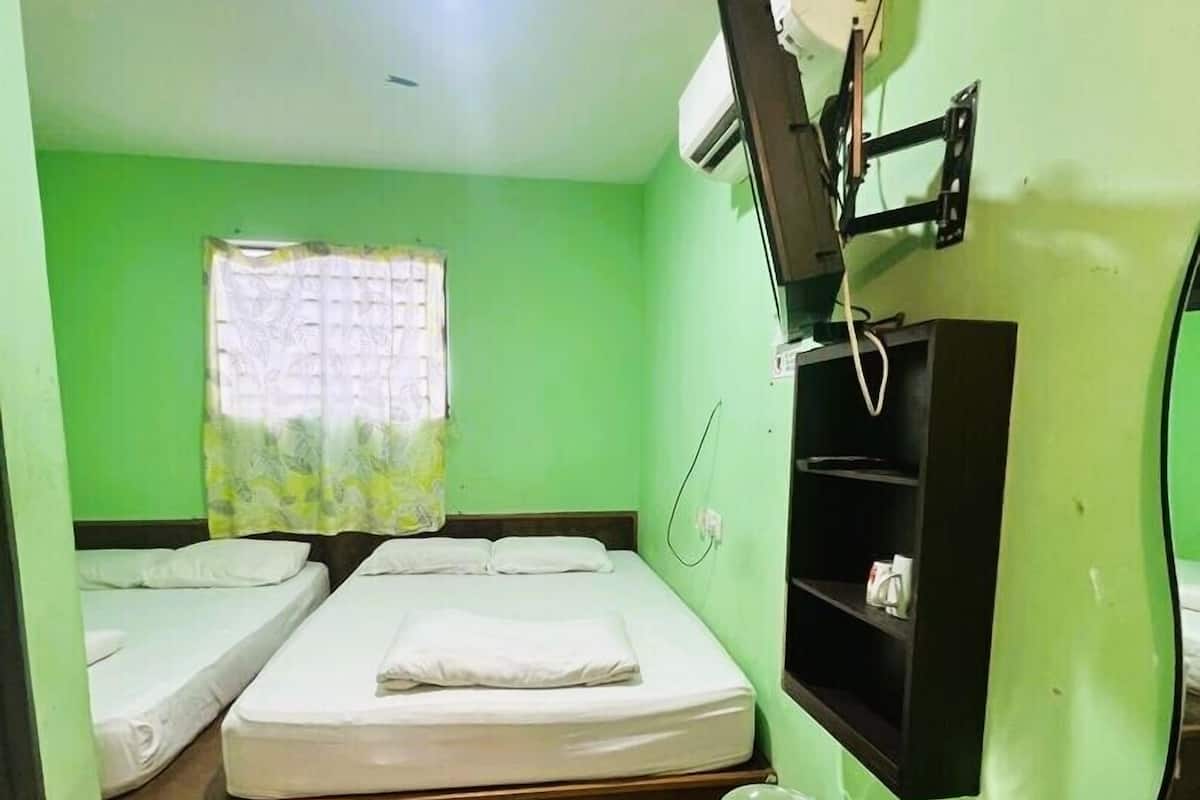 Escritorio, wifi gratis y ropa de cama