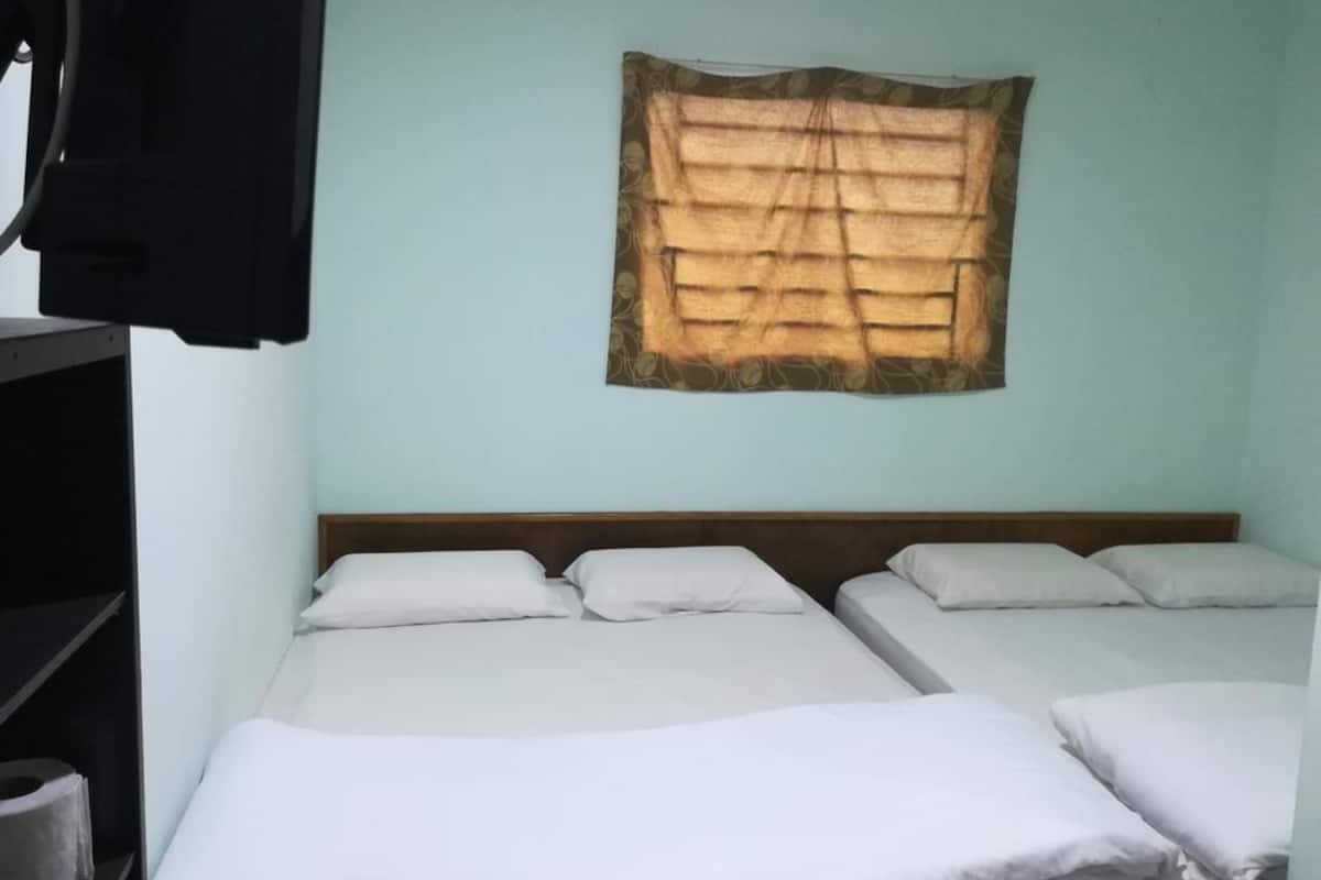 Tweepersoonskamer, 2 queensize bedden | Een bureau, geluiddichte muren, een strijkplank/strijkijzer, gratis wifi