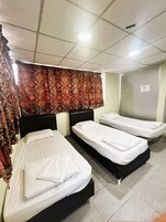 华丽三人房 | 办公桌、免费 WiFi、床单