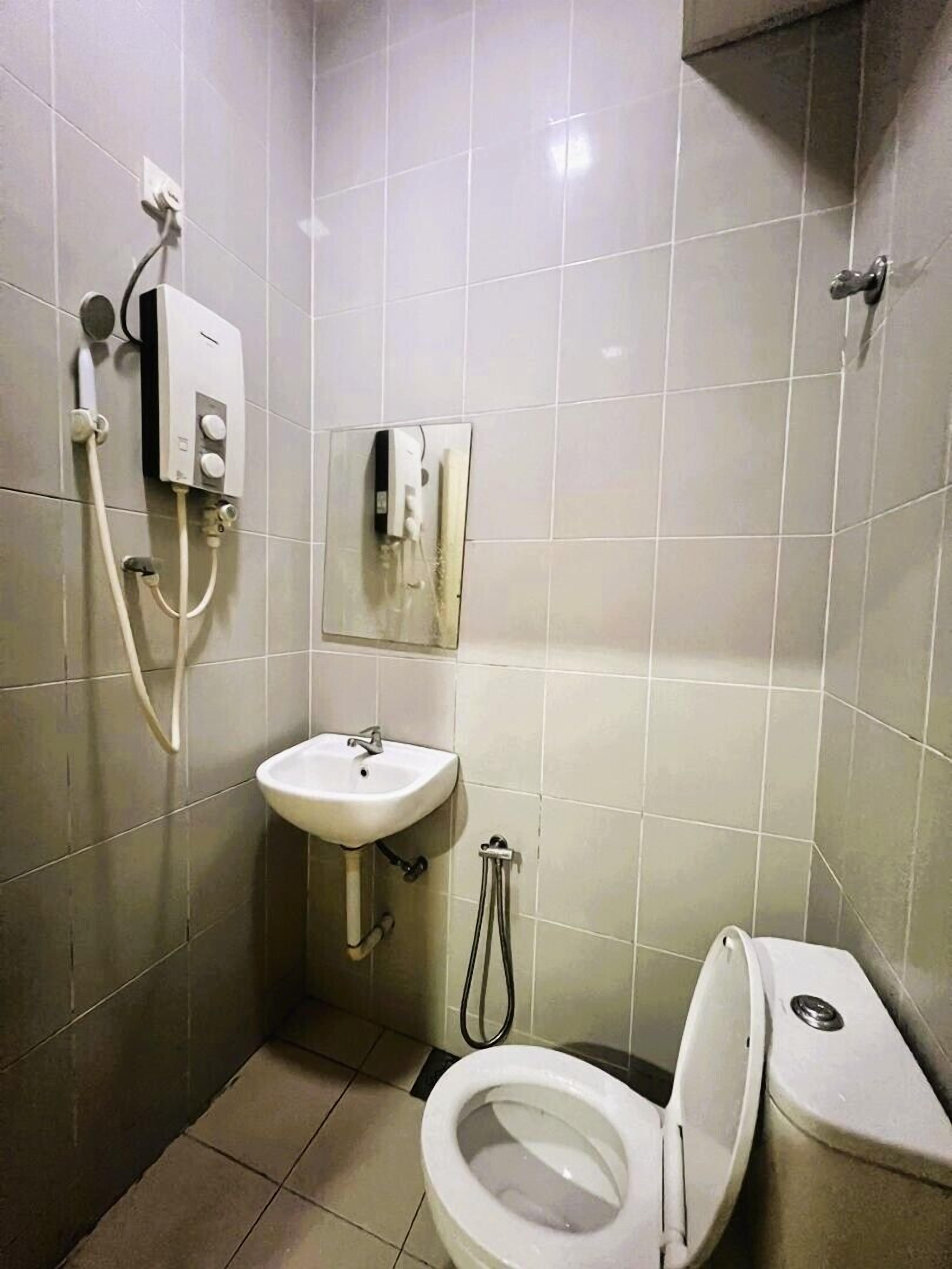 Habitación estándar con 2 camas individuales | Baño | Ducha, artículos de higiene personal gratuitos y toallas