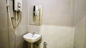 Standard Twin Room | Bathroom | Shower, free toiletries, towels