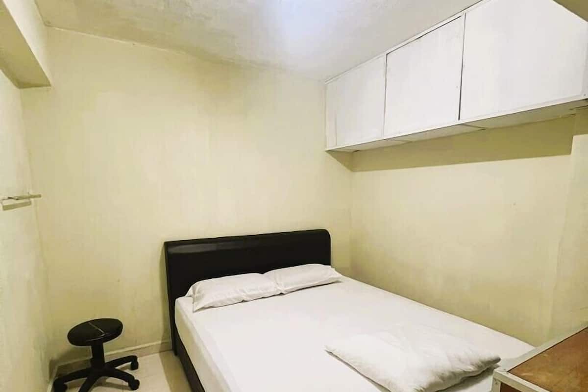 Escritorio, wifi gratis y ropa de cama