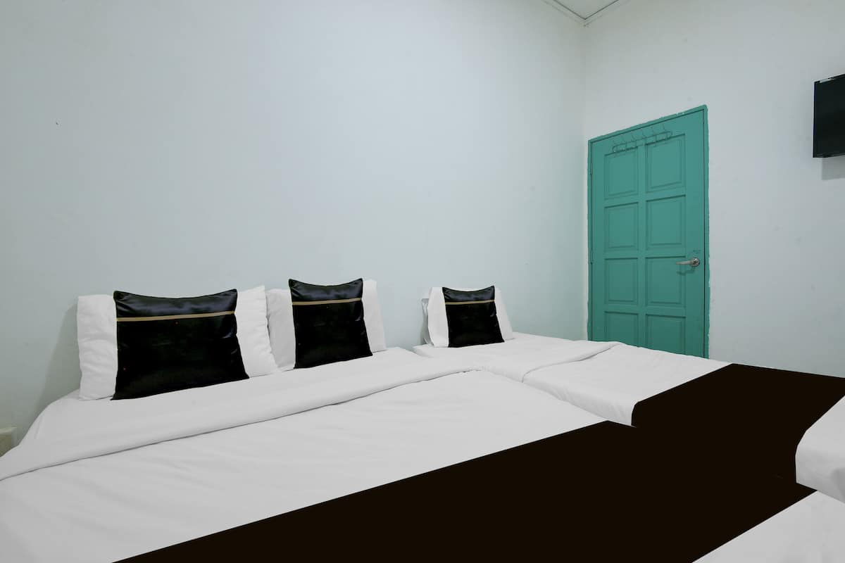 Standard Triple Room | Desk, free WiFi, bed sheets