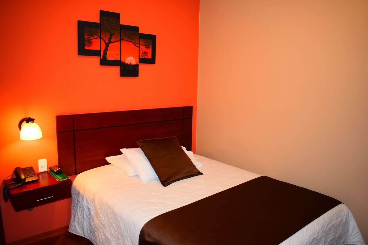 Hypo-allergenic bedding, in-room safe, desk, blackout curtains