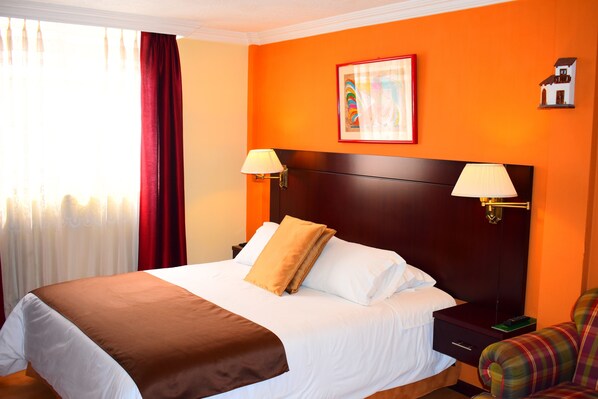 Hypo-allergenic bedding, in-room safe, desk, blackout curtains