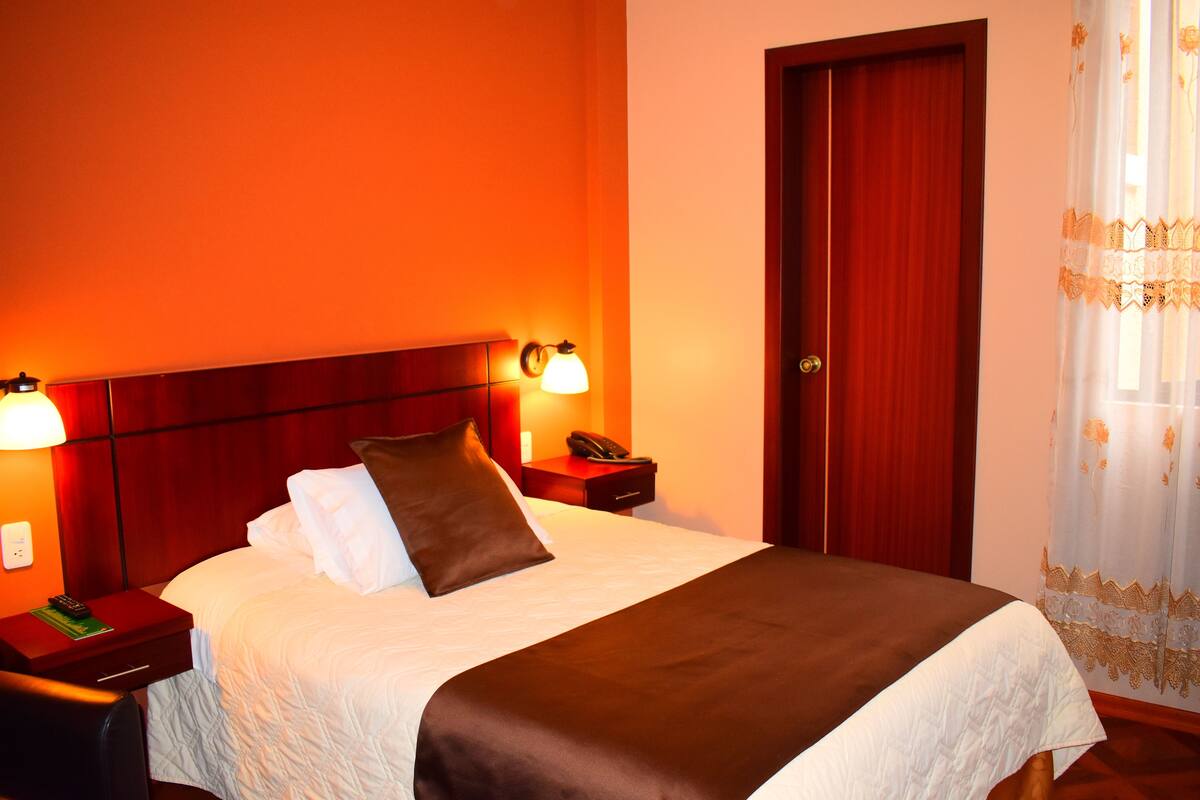 Hypo-allergenic bedding, in-room safe, desk, blackout curtains