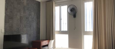 Phòng Tiêu chuẩn | Minibar, bàn, màn/rèm cản sáng, truy cập Internet không dây miễn phí