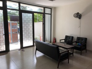 Lobby sitting area - Homestay Des Amis - Ban Huu (Da Nang)